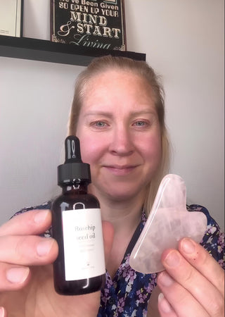 Gua sha til ansigtspleje med hybenkerneolie