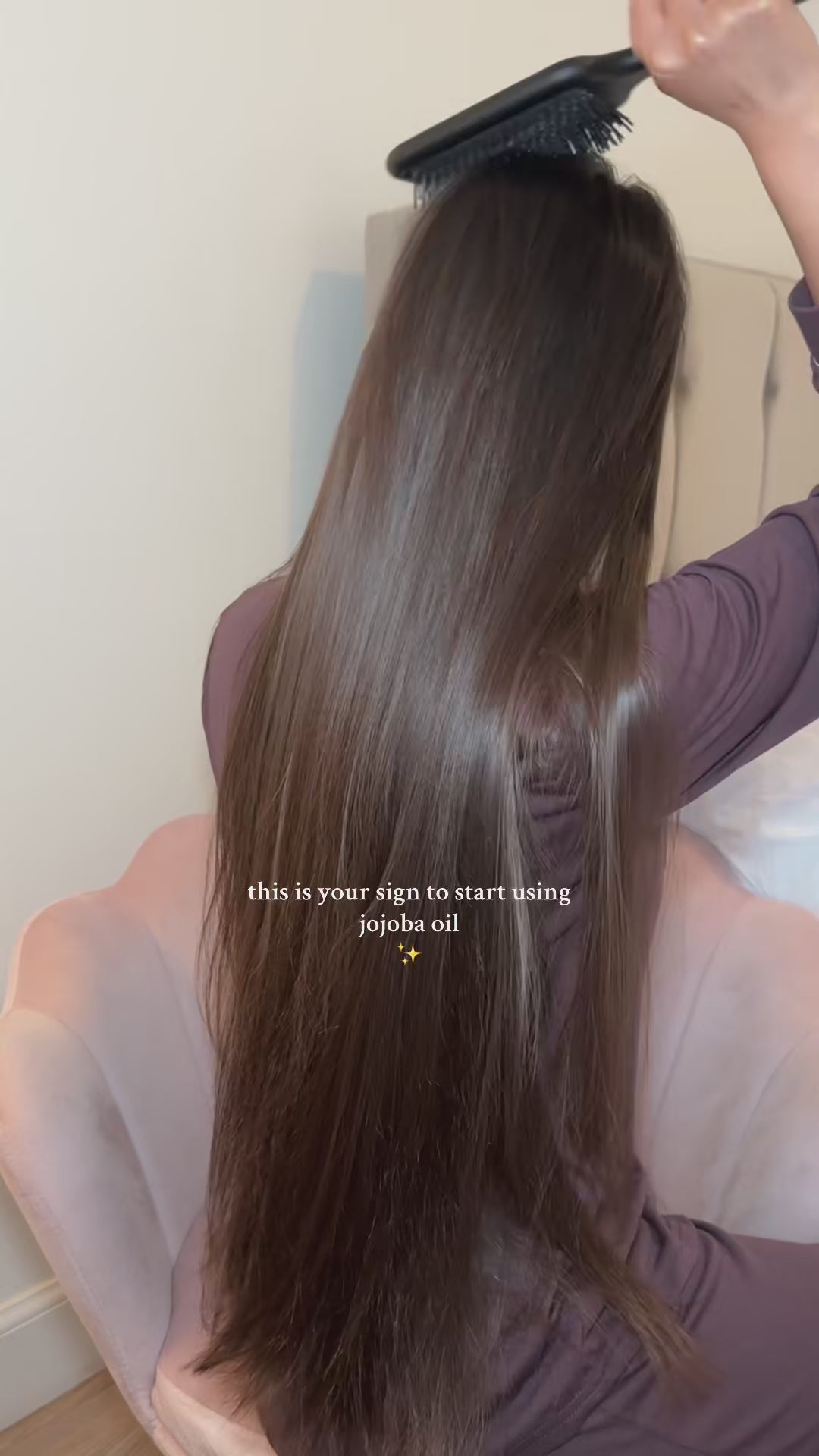 Jojoba oil will do it ✨ #hairtok #longhair #hairgoals #shinyhair #straighthair 